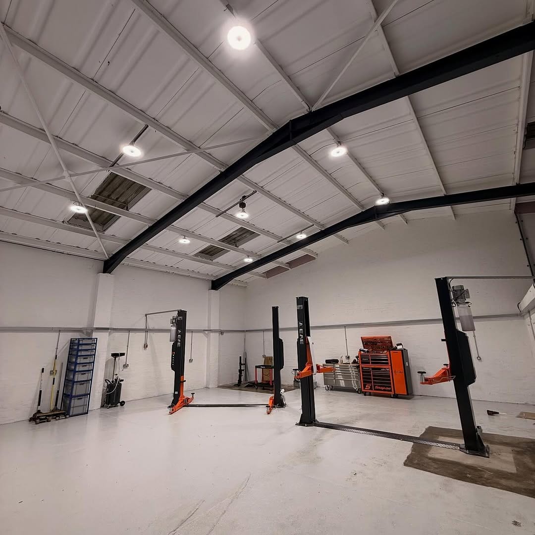 Workshop with 9 low-bay LED lights, two-post car ramps